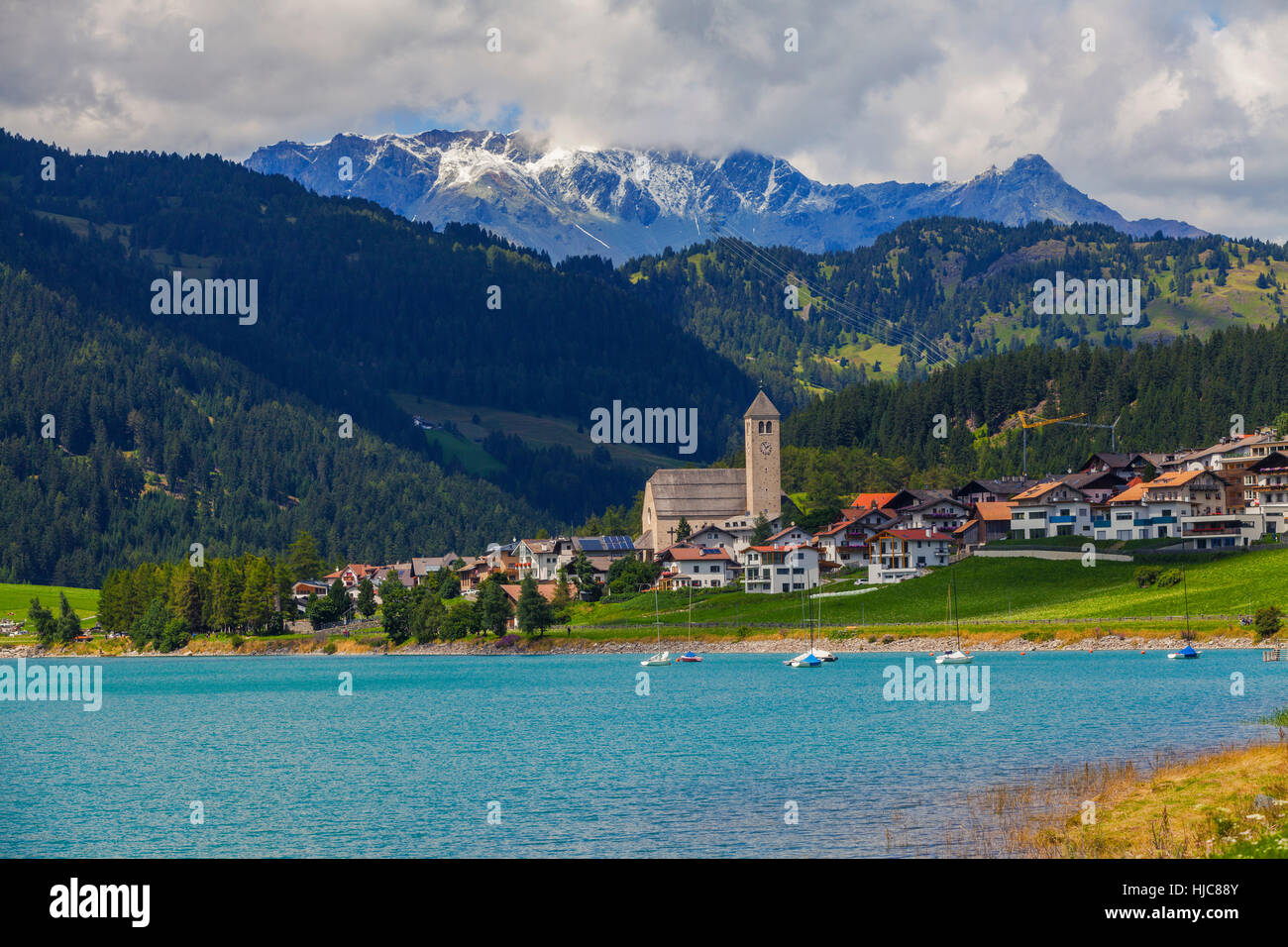 Landschaftsblick auf See und Dorf im Vinschgau-Tal, Südtirol, Italien Stockfoto