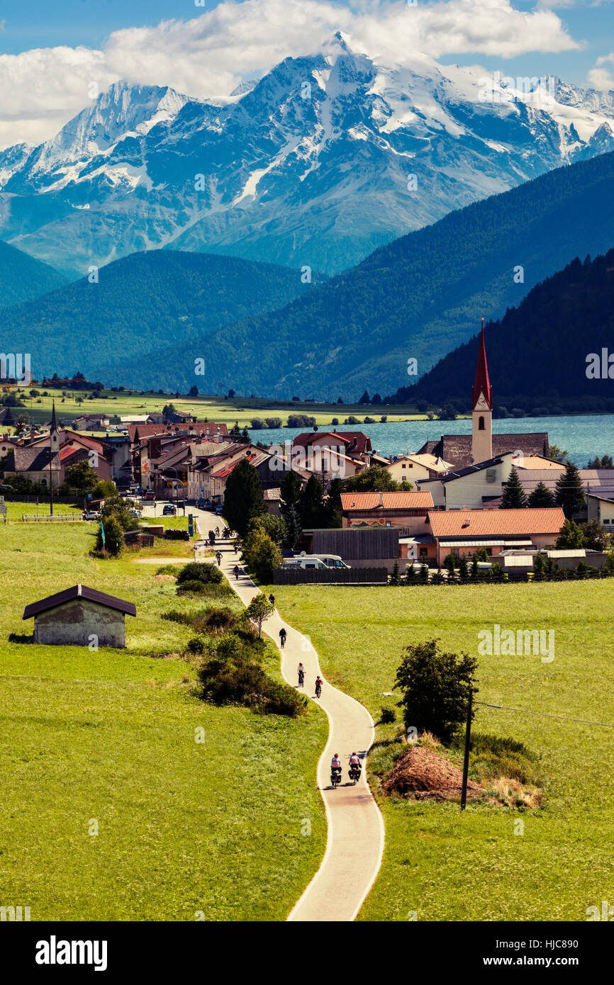 Landschaftsblick auf Dorf und Schnee bedeckt Berge im Vinschgau-Tal, Südtirol, Italien Stockfoto