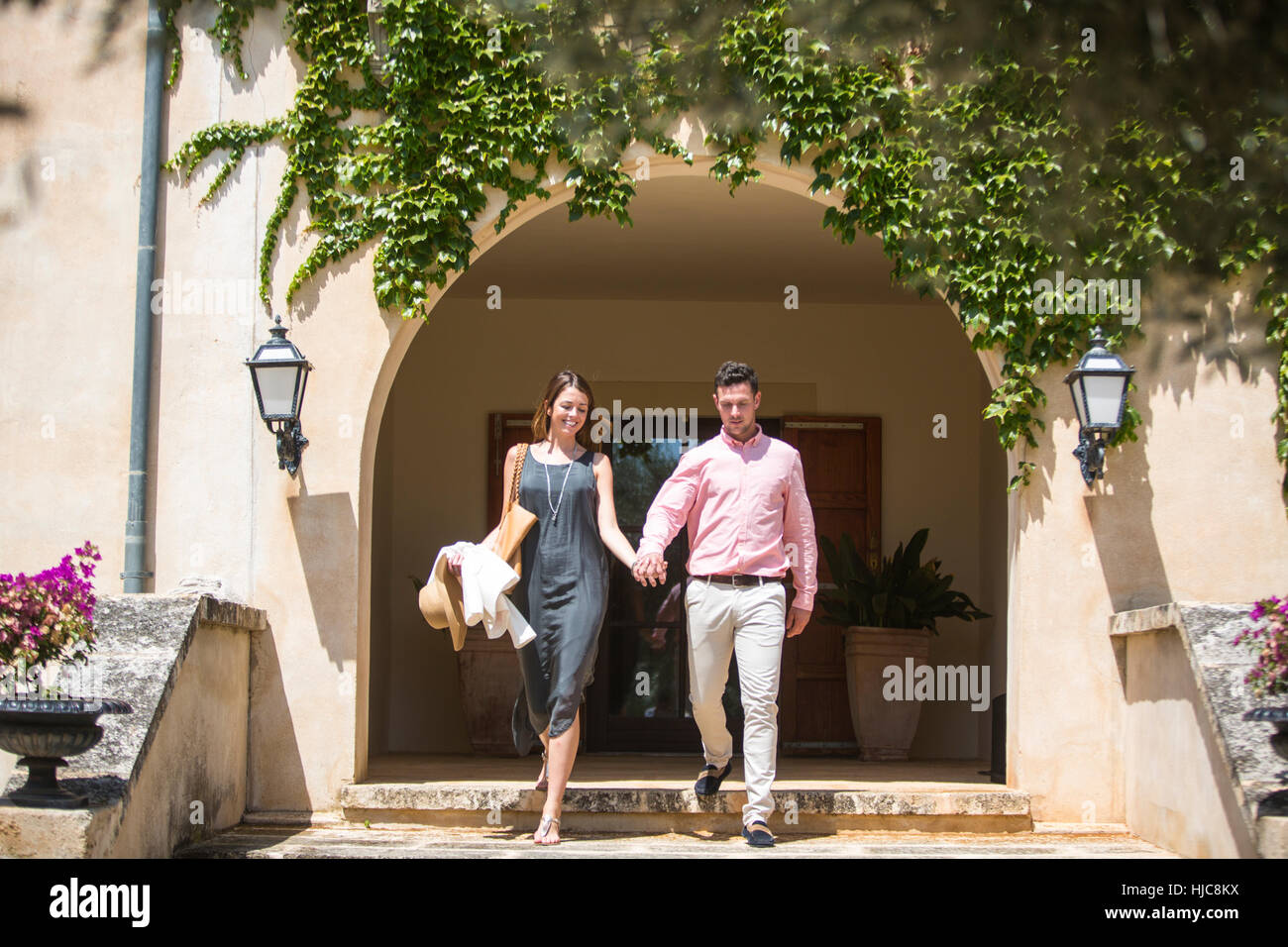 Paar herab Treppen außerhalb Boutiquehotel, Mallorca, Spanien Stockfoto