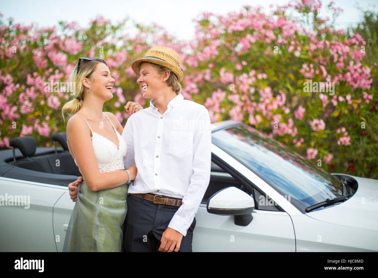 Junges Paar gelehnt Cabrio von Blüten, Mallorca, Spanien Stockfoto