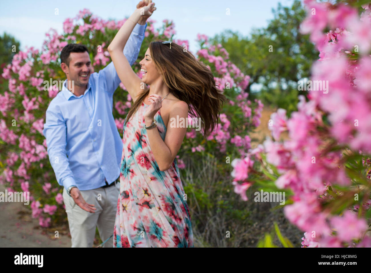 Romantisch zu zweit tanzen und wirbeln durch Blüten, Mallorca, Spanien Stockfoto