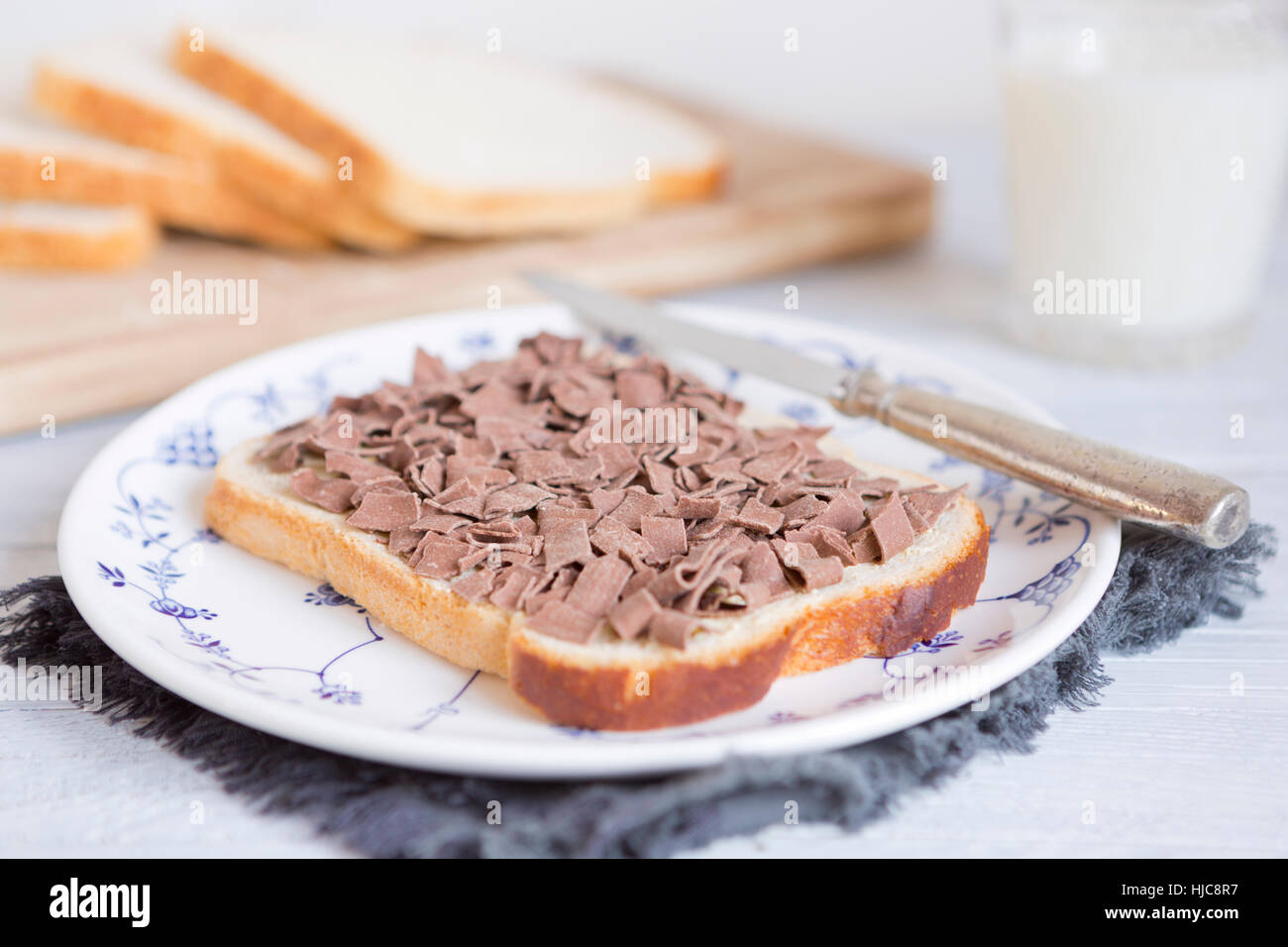 Ein Sandwich mit Schokostreuseln oder "Vlokken", niederländische traditionelle Speisen. Stockfoto