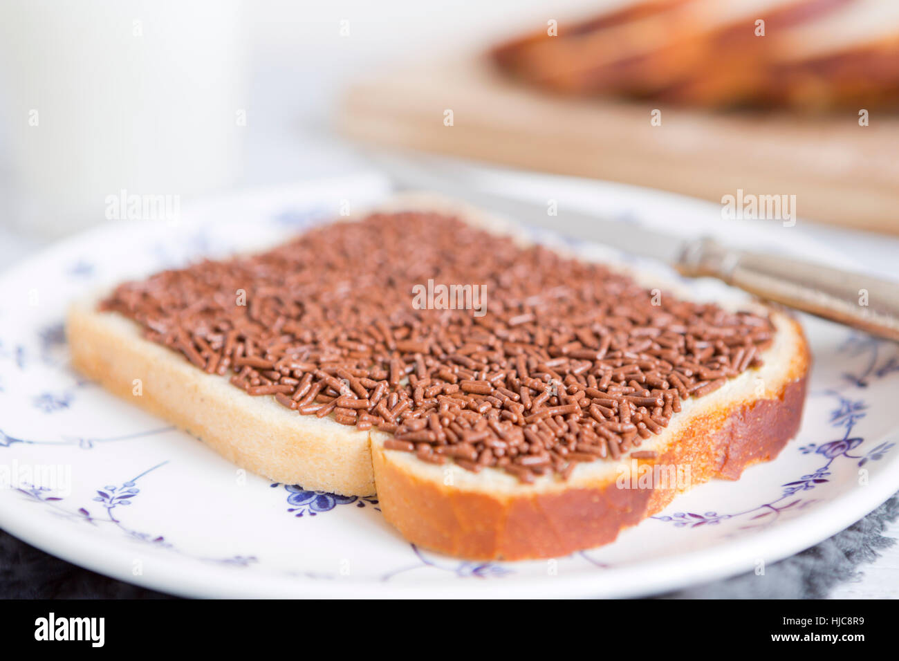 Ein Sandwich mit Schokostreuseln oder "Boterham traf Hagelslag", niederländische traditionelle Speisen. Stockfoto