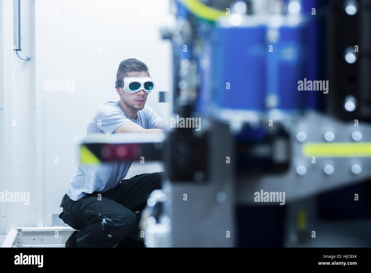 Ingenieur, Schutzbrille, tragen in Maschinenfabrik Stockfoto