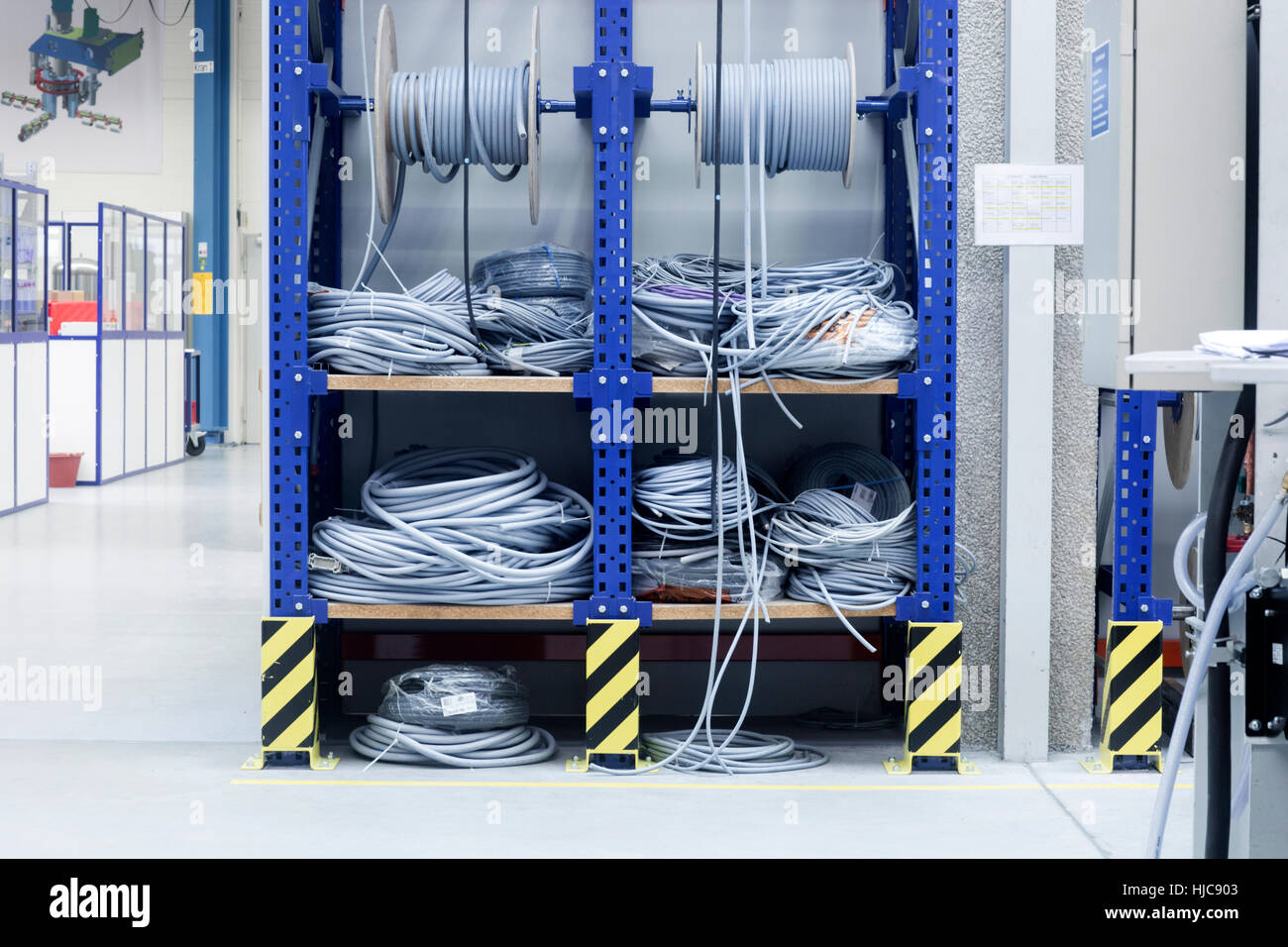 Elektrischen Leitungen auf Regal in Maschinenfabrik Stockfoto