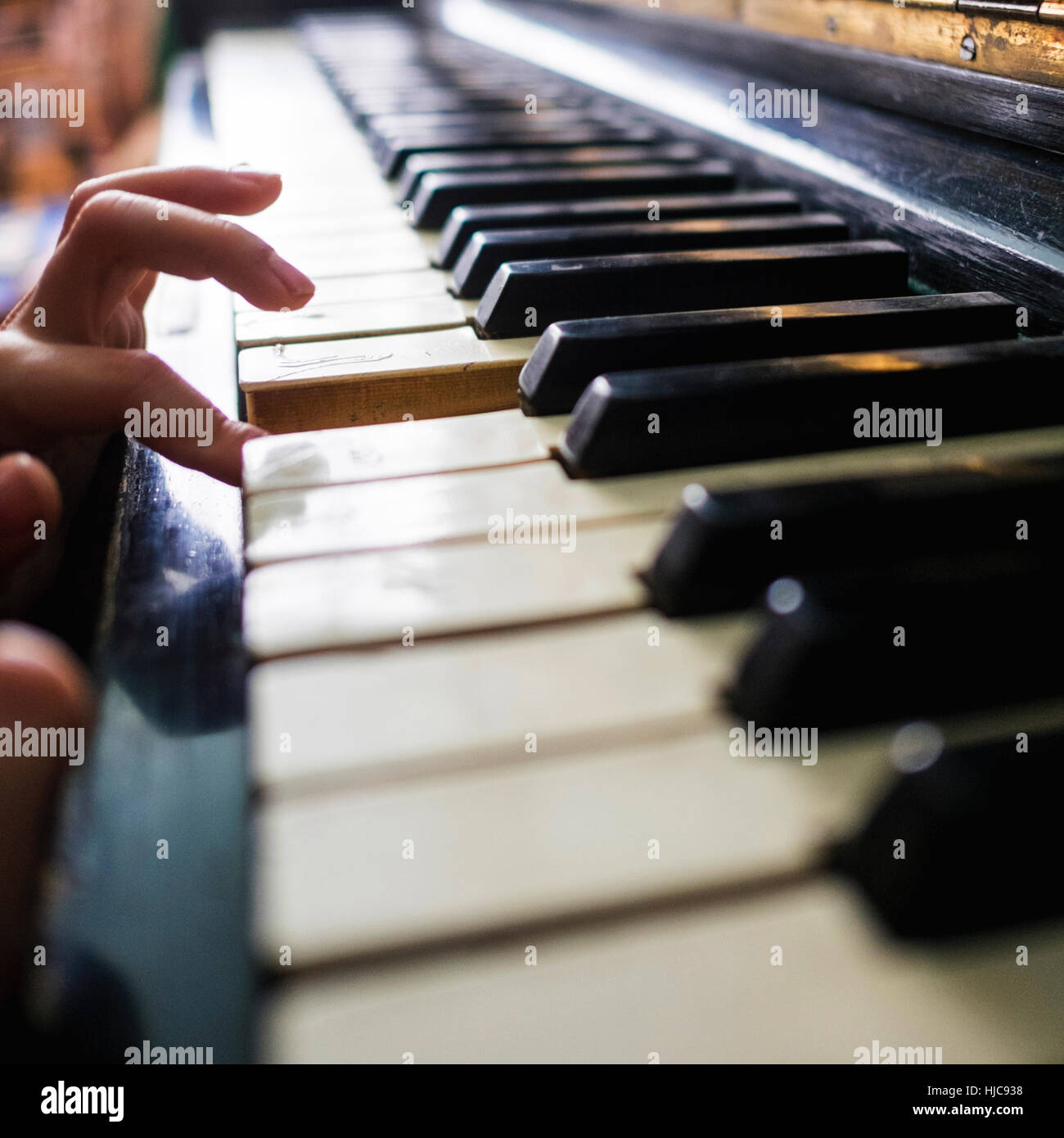 Frau spielt Klavier, Nahaufnahme Stockfoto