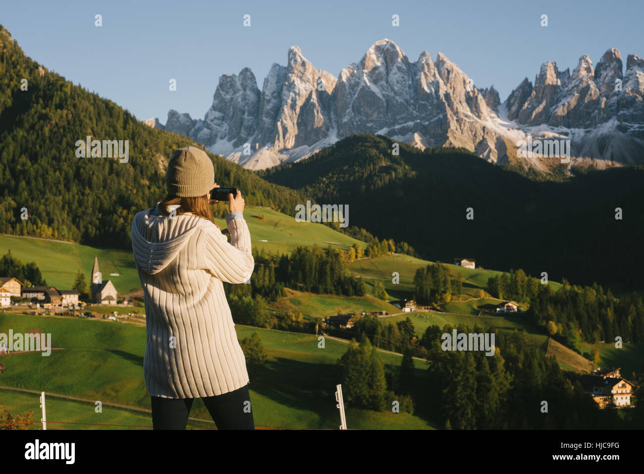 Frau nehmen Foto, St. Magdalena, Val di Funes (Villnösser Tal), Dolomiten, Südtirol, Italien Stockfoto