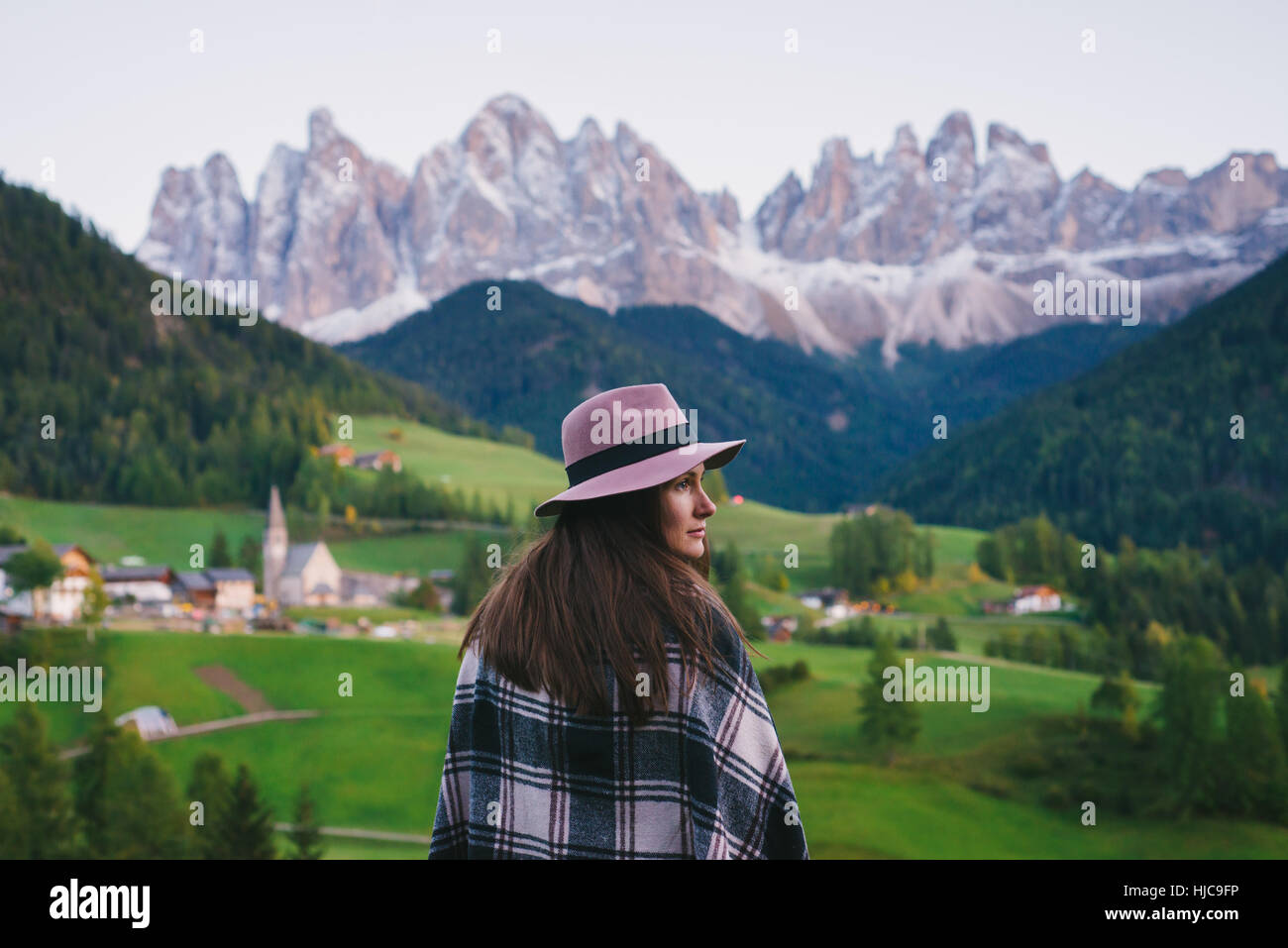 Frau auf der Suche über die Schulter, St. Magdalena, Val di Funes (Villnösser Tal), Dolomiten, Südtirol, Italien Stockfoto