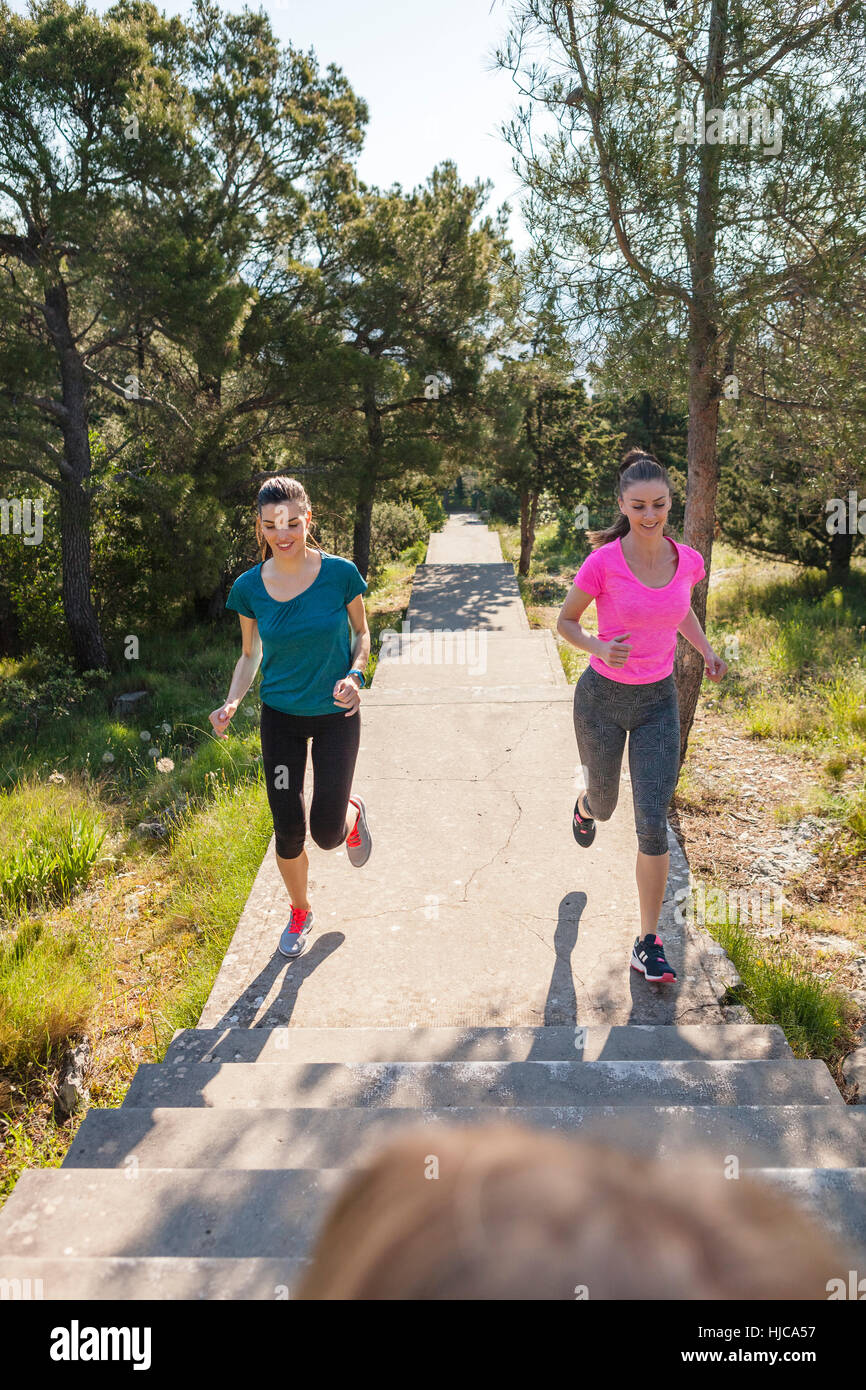 Zwei weibliche Läufer laufen im Park, Split, Dalmatien, Kroatien Stockfoto