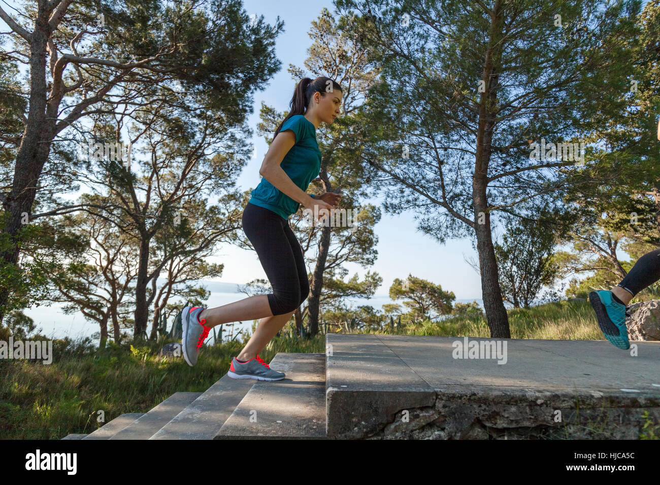 Weibliche Läufer laufen Park Treppe, Split, Dalmatien, Kroatien Stockfoto
