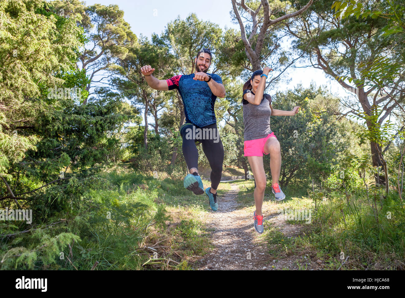 Weibliche und männliche Läufer springen Luft im Park, Split, Dalmatien, Kroatien Stockfoto