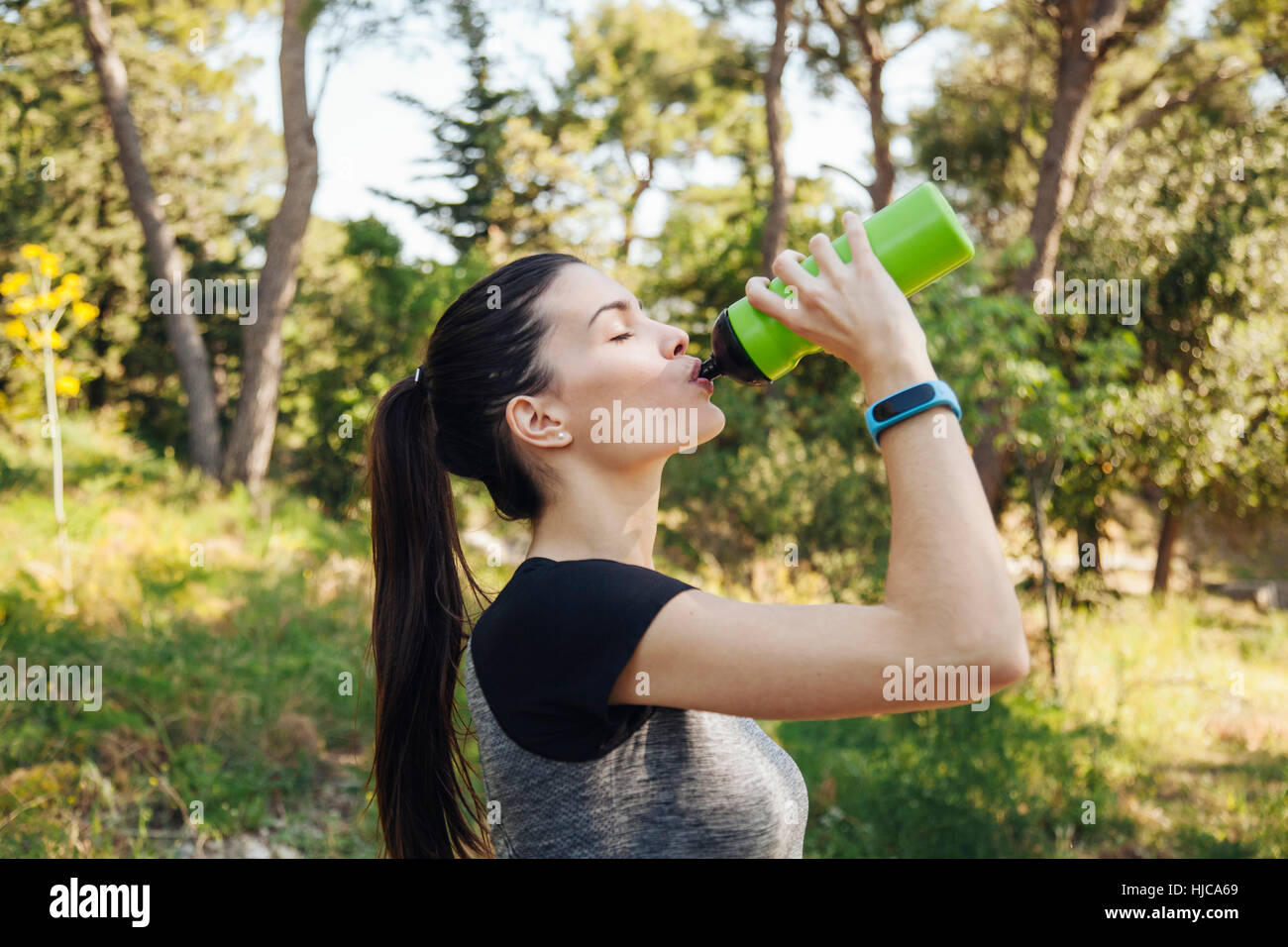 Weibliche Läufer Trinkwasser Flasche im Park, Split, Dalmatien, Kroatien Stockfoto