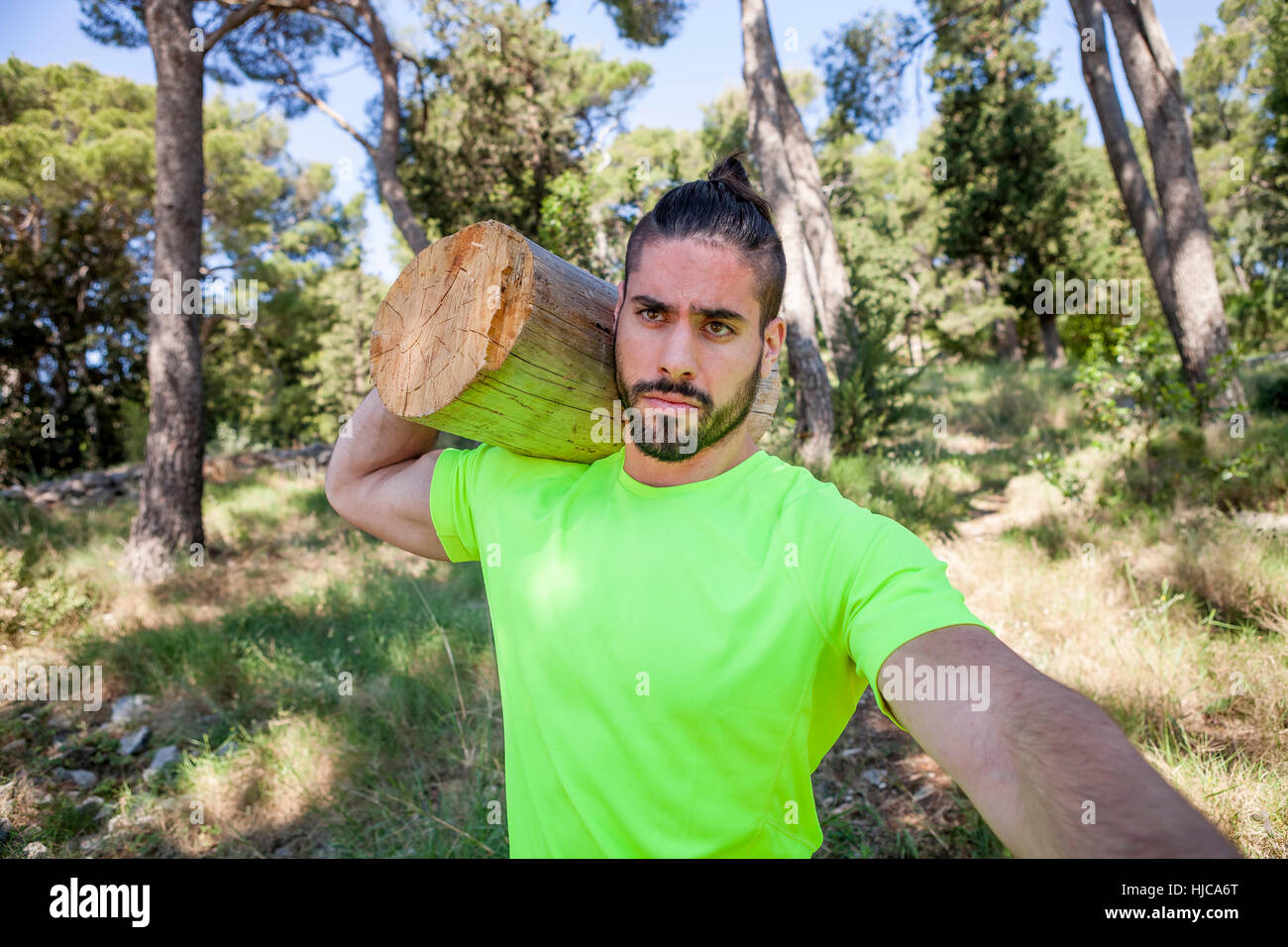 Junger Mann tun Gewichtheben Training mit Log in Wald, Split, Dalmatien, Kroatien Stockfoto