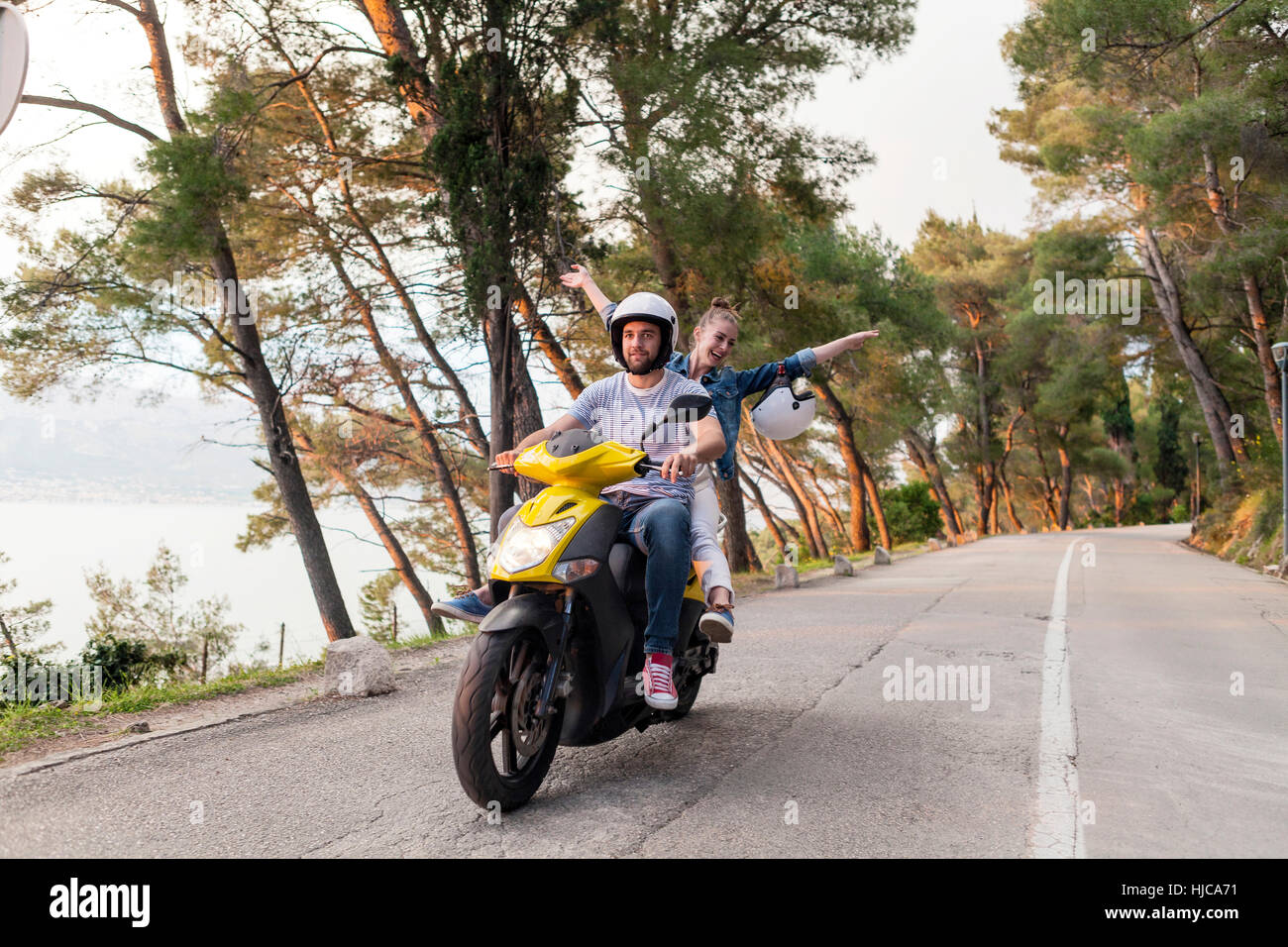 Paare Reiten Moped auf Landstraße, Split, Dalmatien, Kroatien Stockfoto