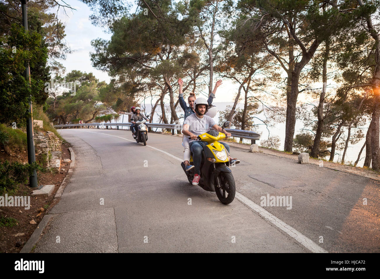 Zwei Paare Reiten Mopeds auf Landstraße, Split, Dalmatien, Kroatien Stockfoto