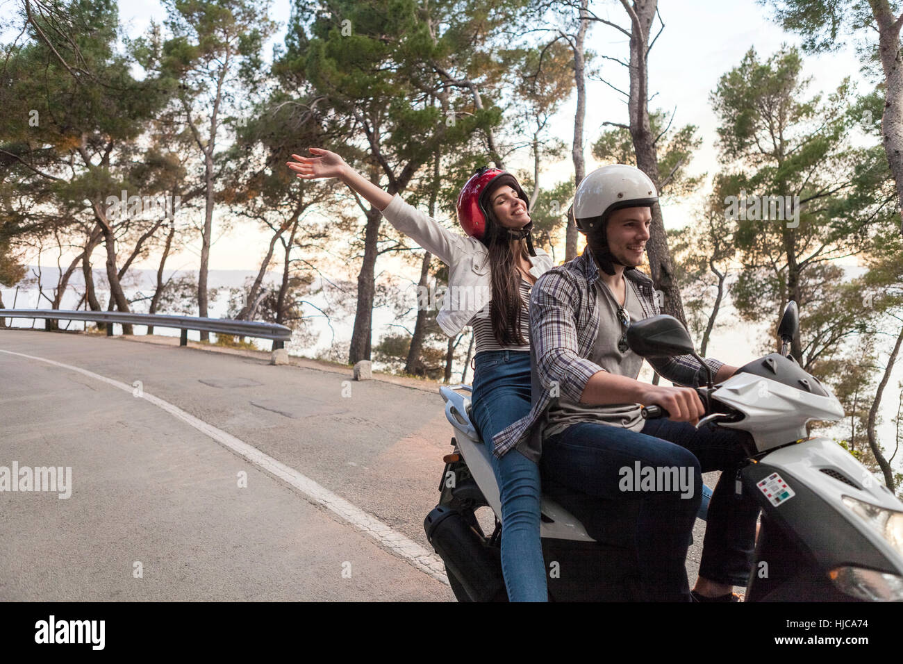 Paare Reiten Moped auf Landstraße, Split, Dalmatien, Kroatien Stockfoto