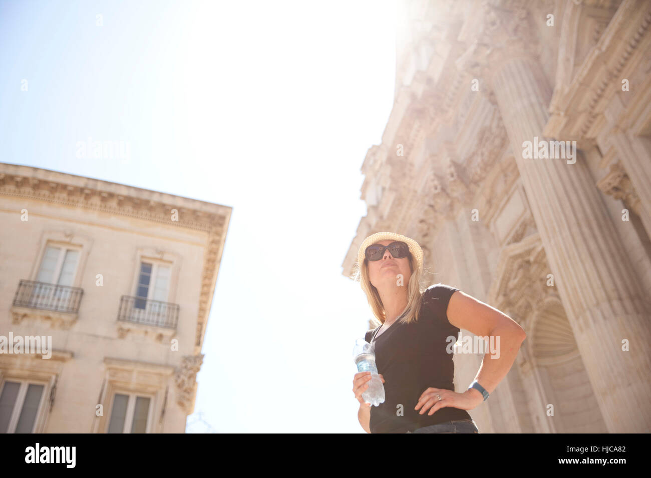 Frau stehend außerhalb Chiesa di Sant'Irene, Lecce, Italien Stockfoto