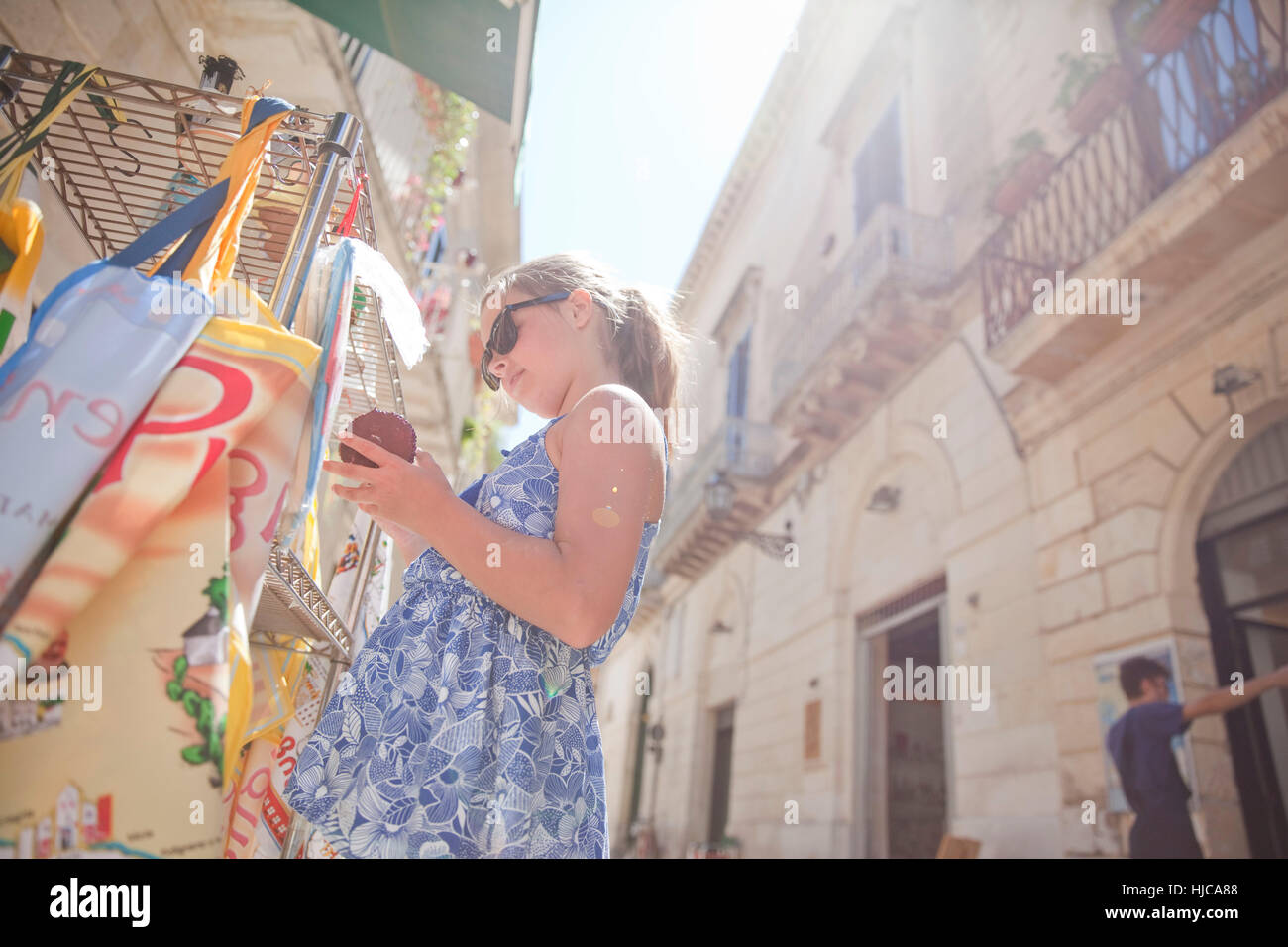 Junges Mädchen einkaufen, Lecce, Italien Stockfoto