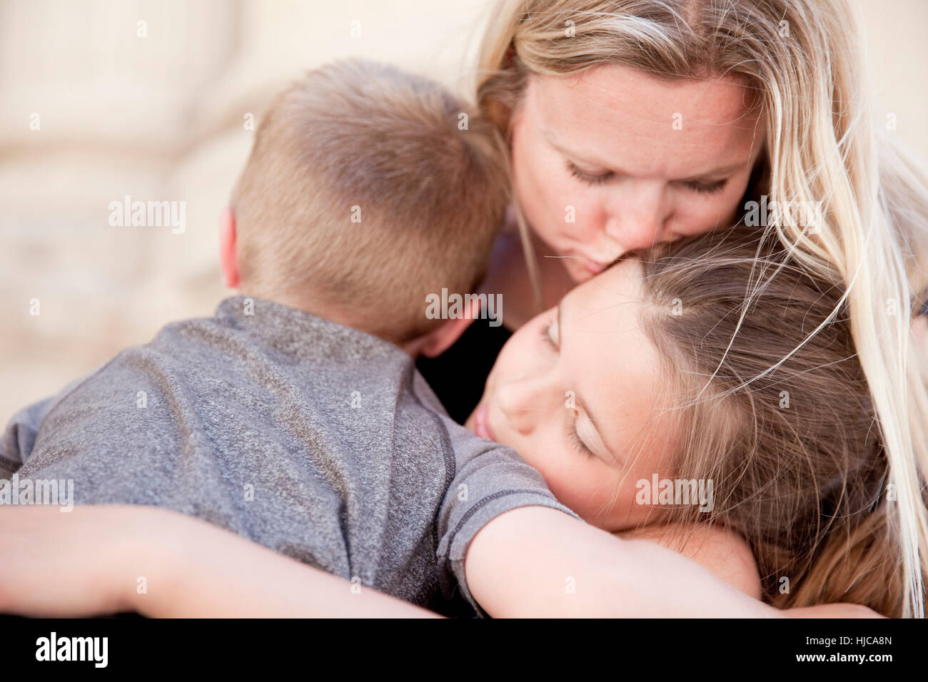 Familie umarmen und küssen Stockfoto