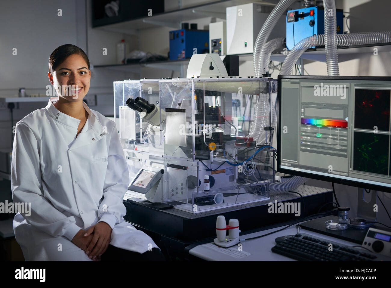 Porträt des Wissenschaftlers im Blick auf die Kamera zu Lächeln-Labor Stockfoto
