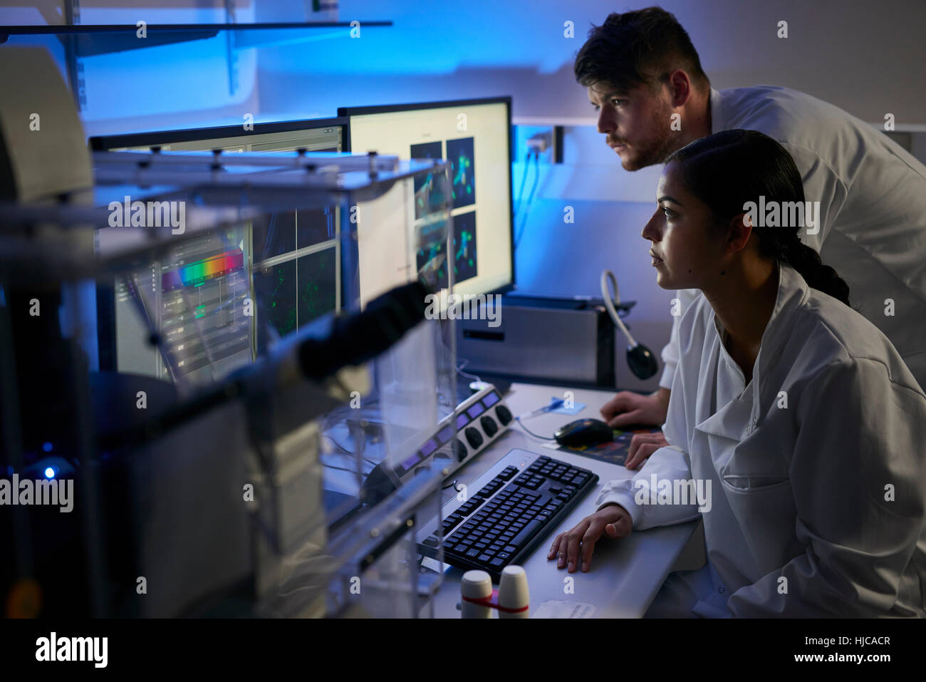 Wissenschaftler im Labor mit computer Stockfoto