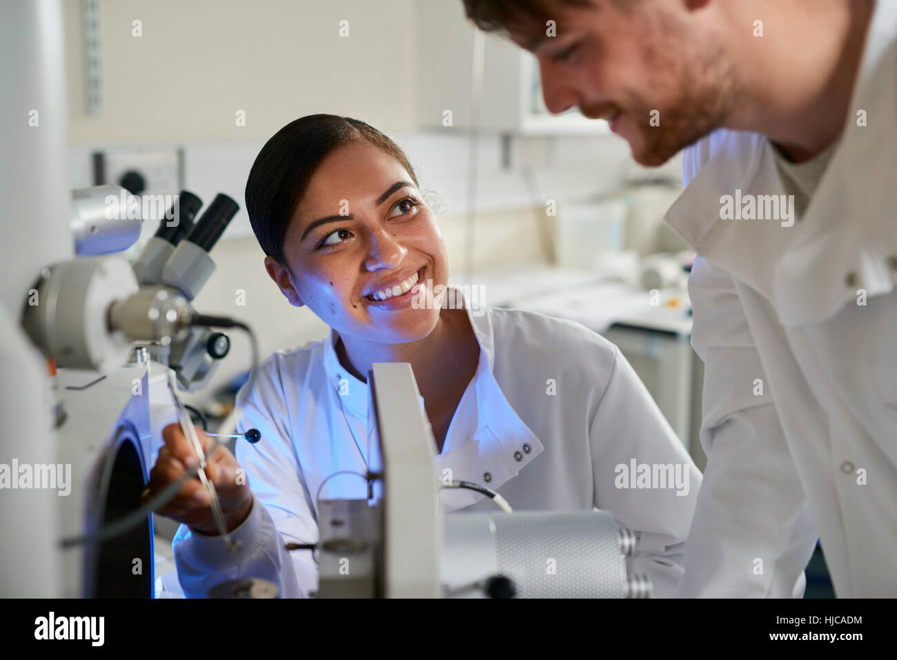 Wissenschaftler im Labor unter Verwendung wissenschaftlicher Ausrüstung lächelnd Stockfoto