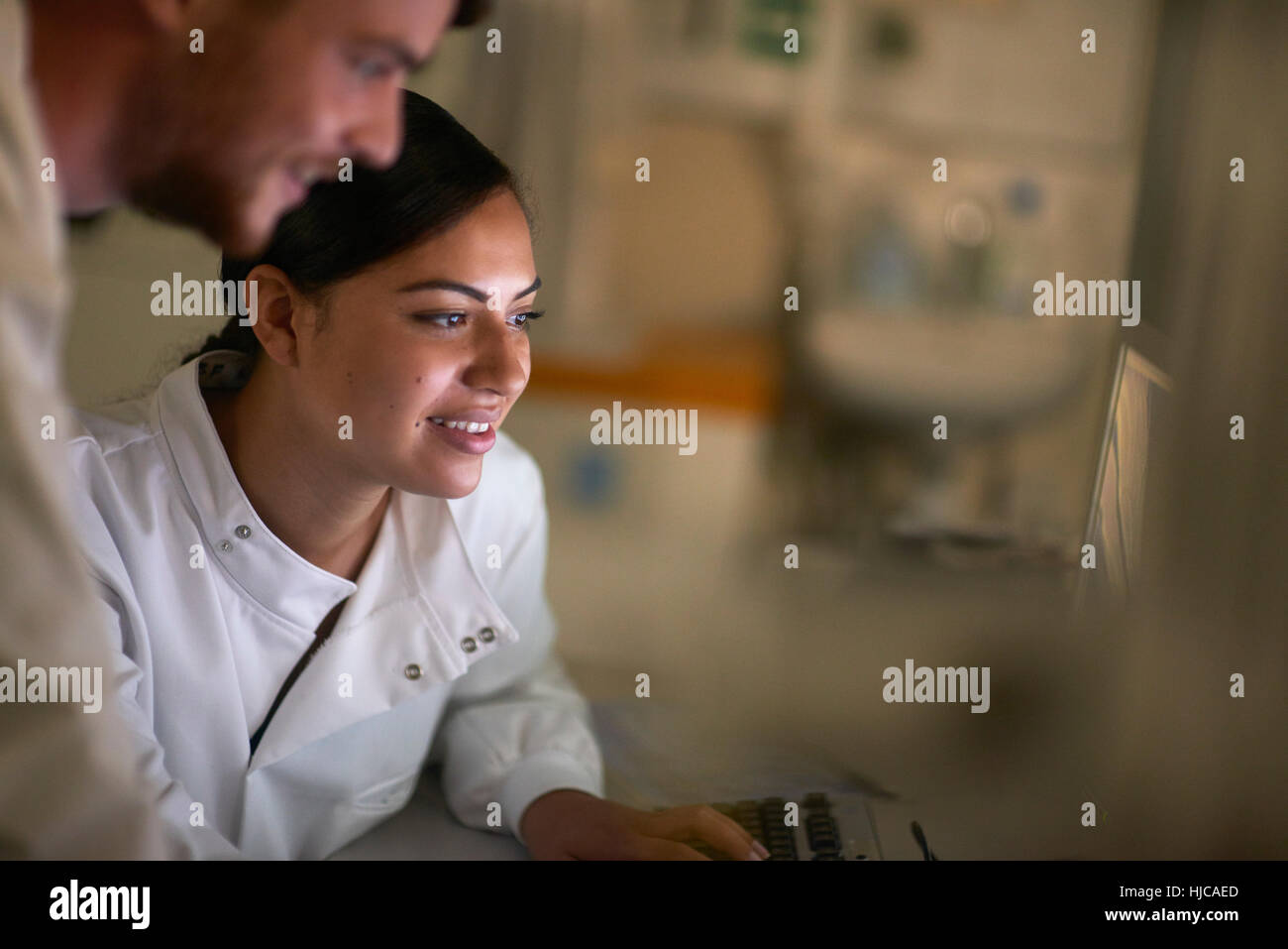 Wissenschaftler im Labor mit computer Stockfoto