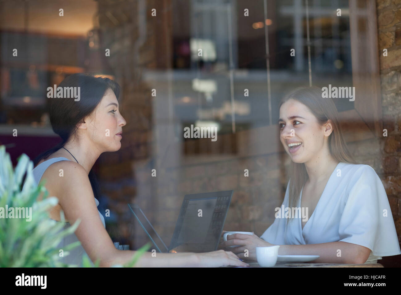 Unternehmerinnen mit treffen im Café-Bar, London Stockfoto