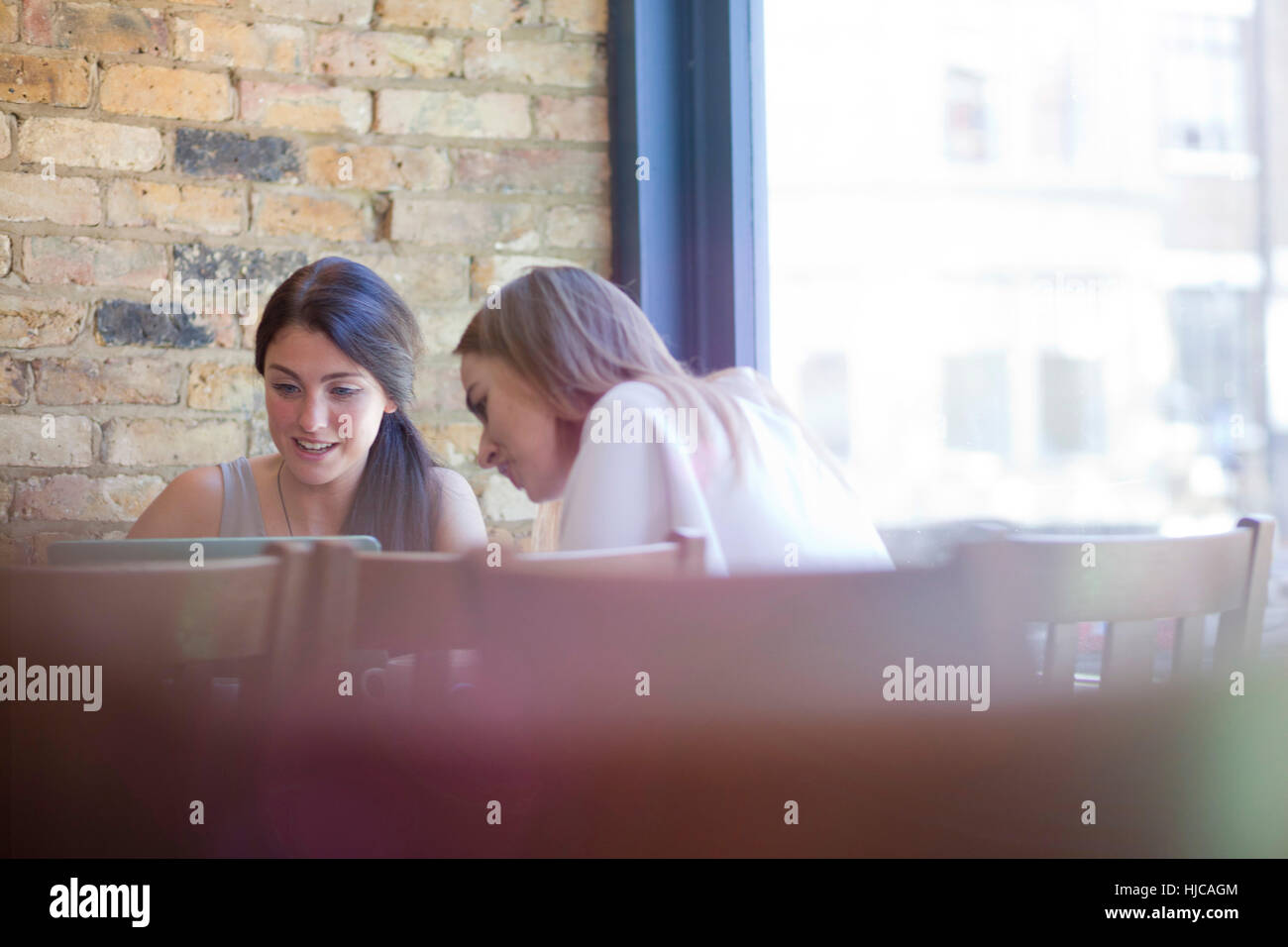 Unternehmerinnen mit treffen im Café-Bar, London Stockfoto