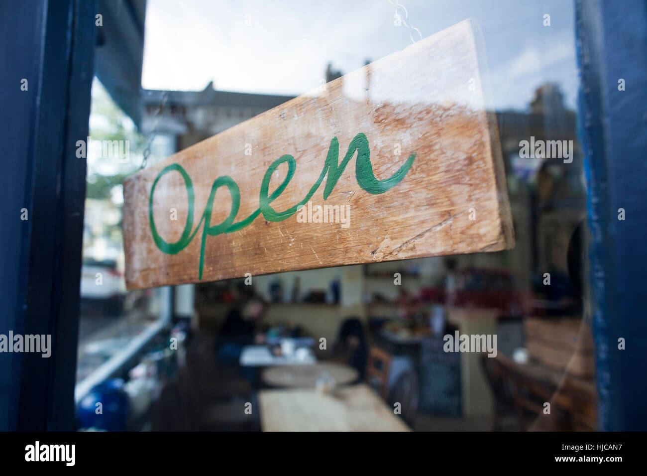 Schild "geöffnet" im Fenster des café Stockfoto