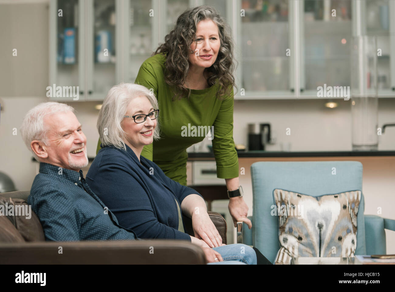 Glücklich Senioren zu Hause entspannen Stockfoto
