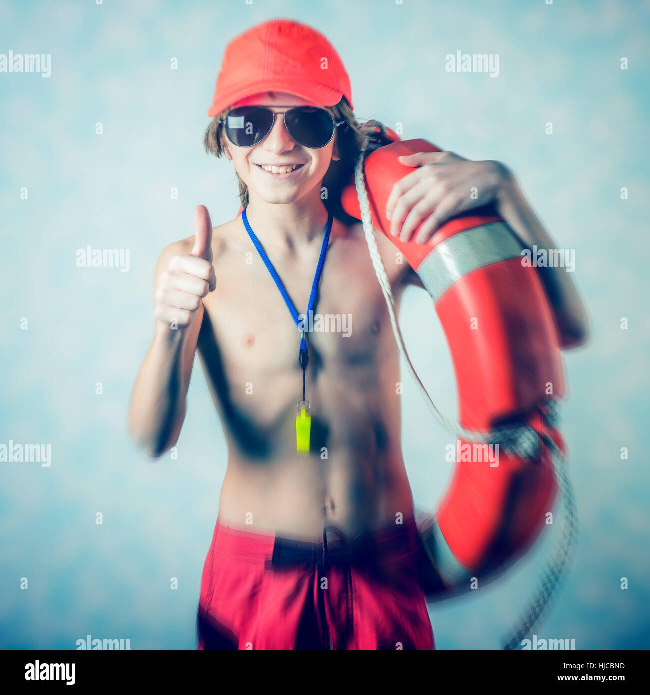 junge Rettungsschwimmer mit Ausrüstung Stockfoto