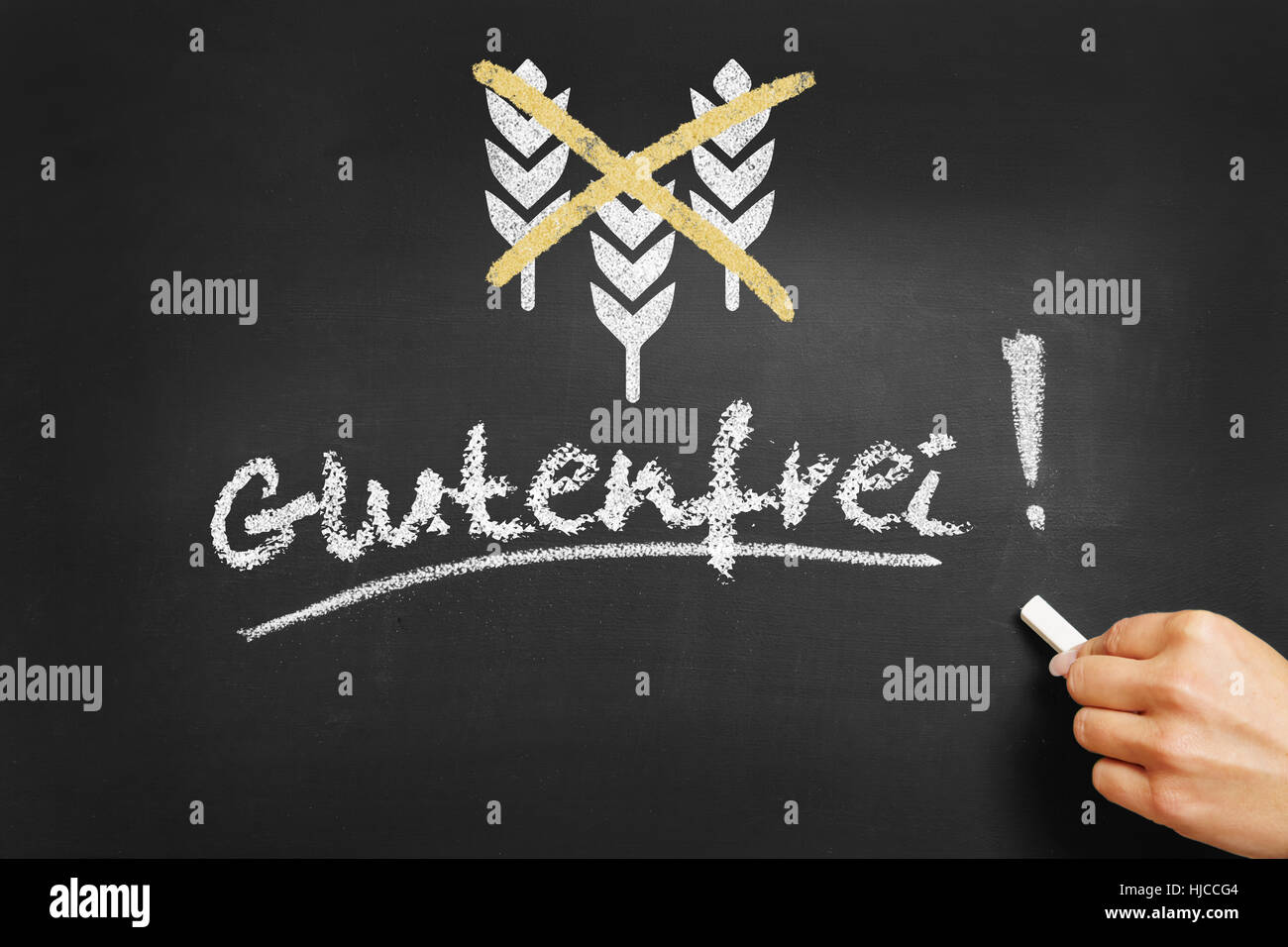 Handschrift in deutscher Sprache "Jetzt" (glutenfrei) auf einer Kreidetafel Stockfoto