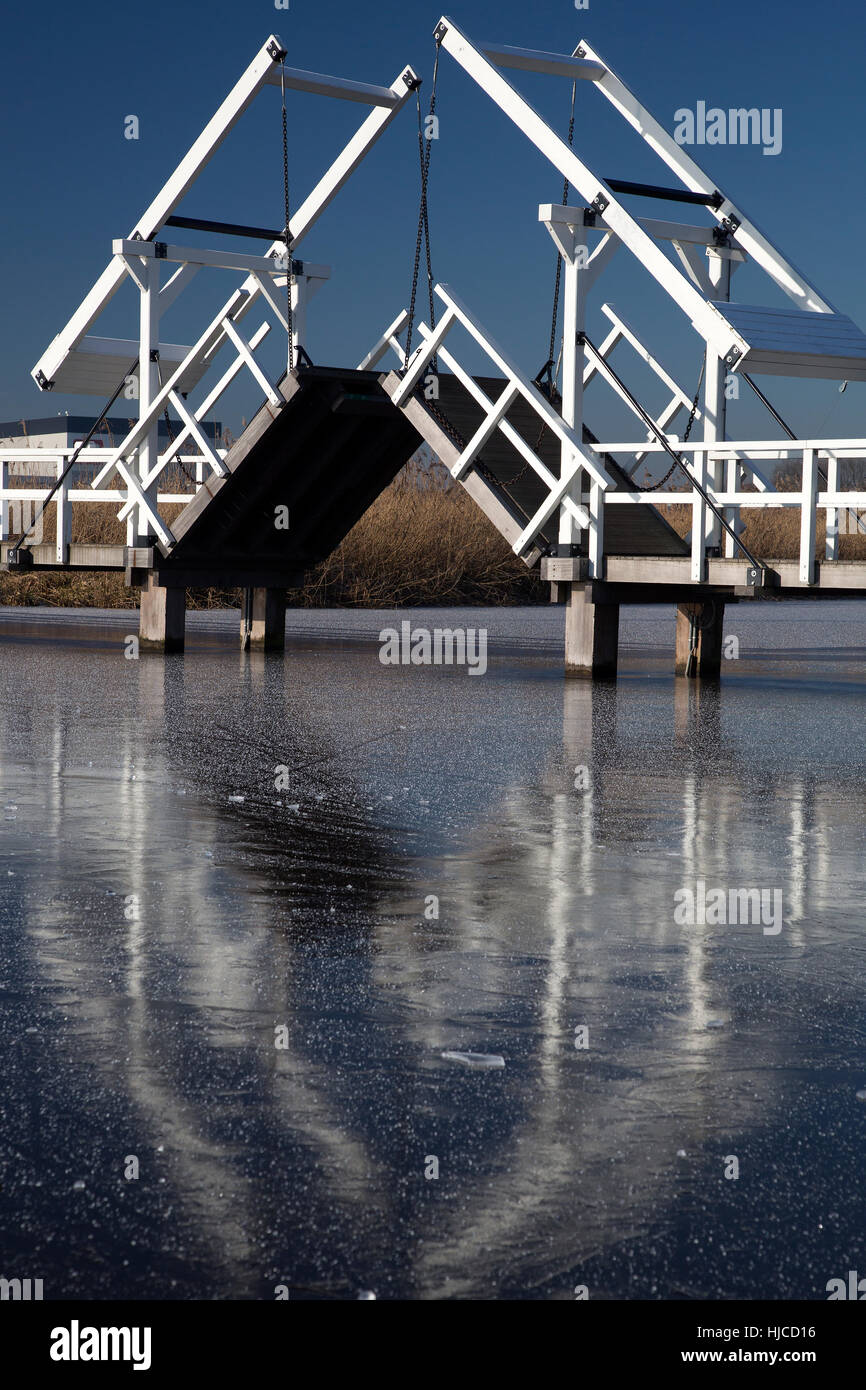 Geöffnet hölzerne Zugbrücke, Unesco World Heritage Site Kinderdijk, Südholland, Niederlande Stockfoto