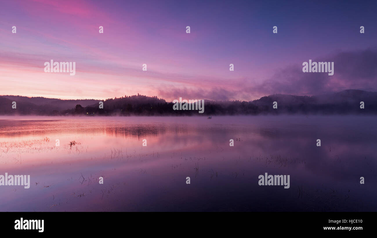 Nebel über See Solina im Morgengrauen Stockfoto