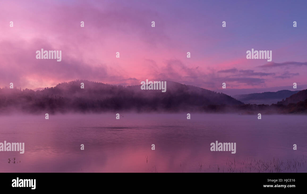 Nebel über See Solina im Morgengrauen Stockfoto