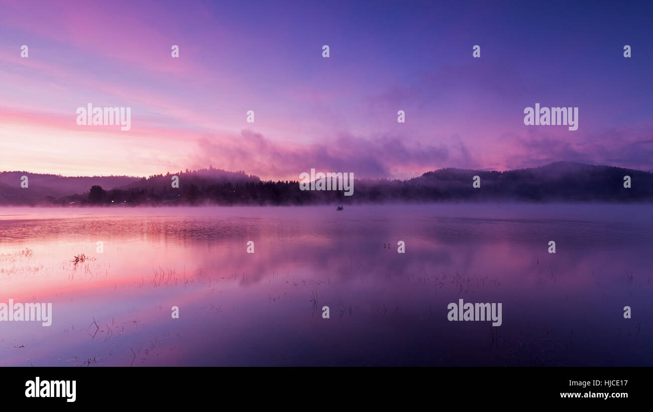 Nebel über See Solina im Morgengrauen Stockfoto