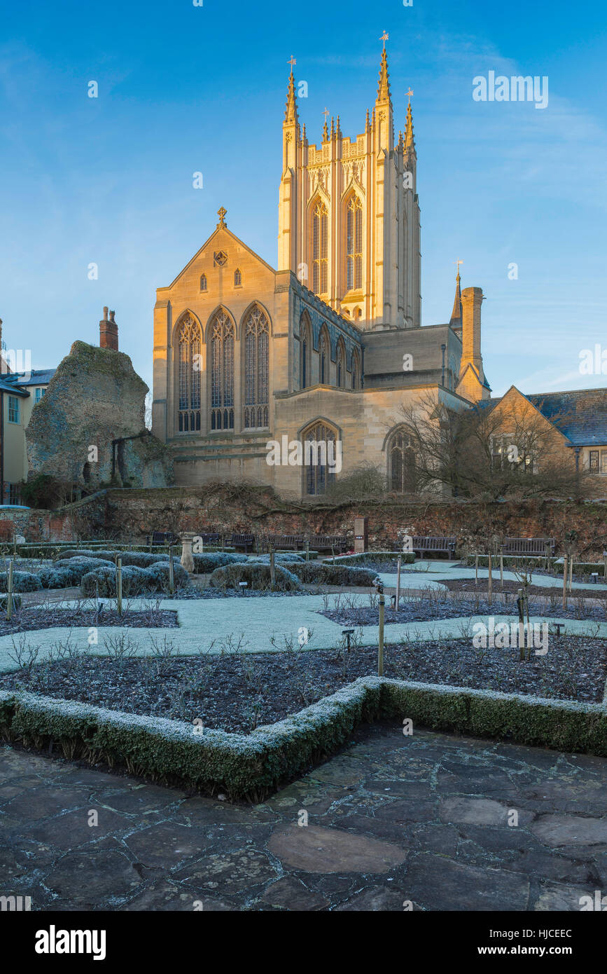 St Edmundsbury Cathedral in Bury St Edmunds, Suffolk, beleuchtet von den ersten Sonnenstrahlen ein Winter Sunrise, UK. Stockfoto