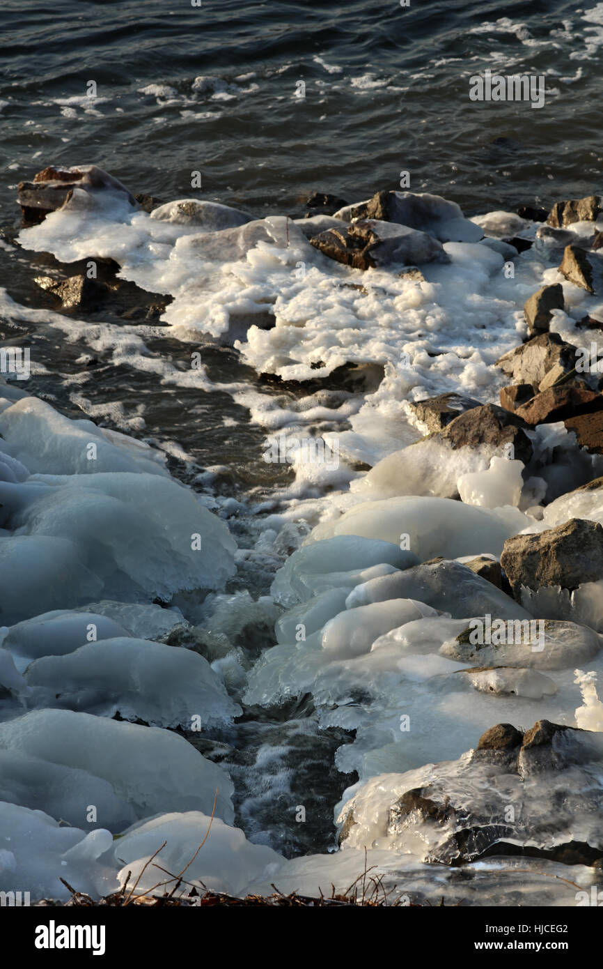 Zugefrorener Fluß Im Winter Stockfoto