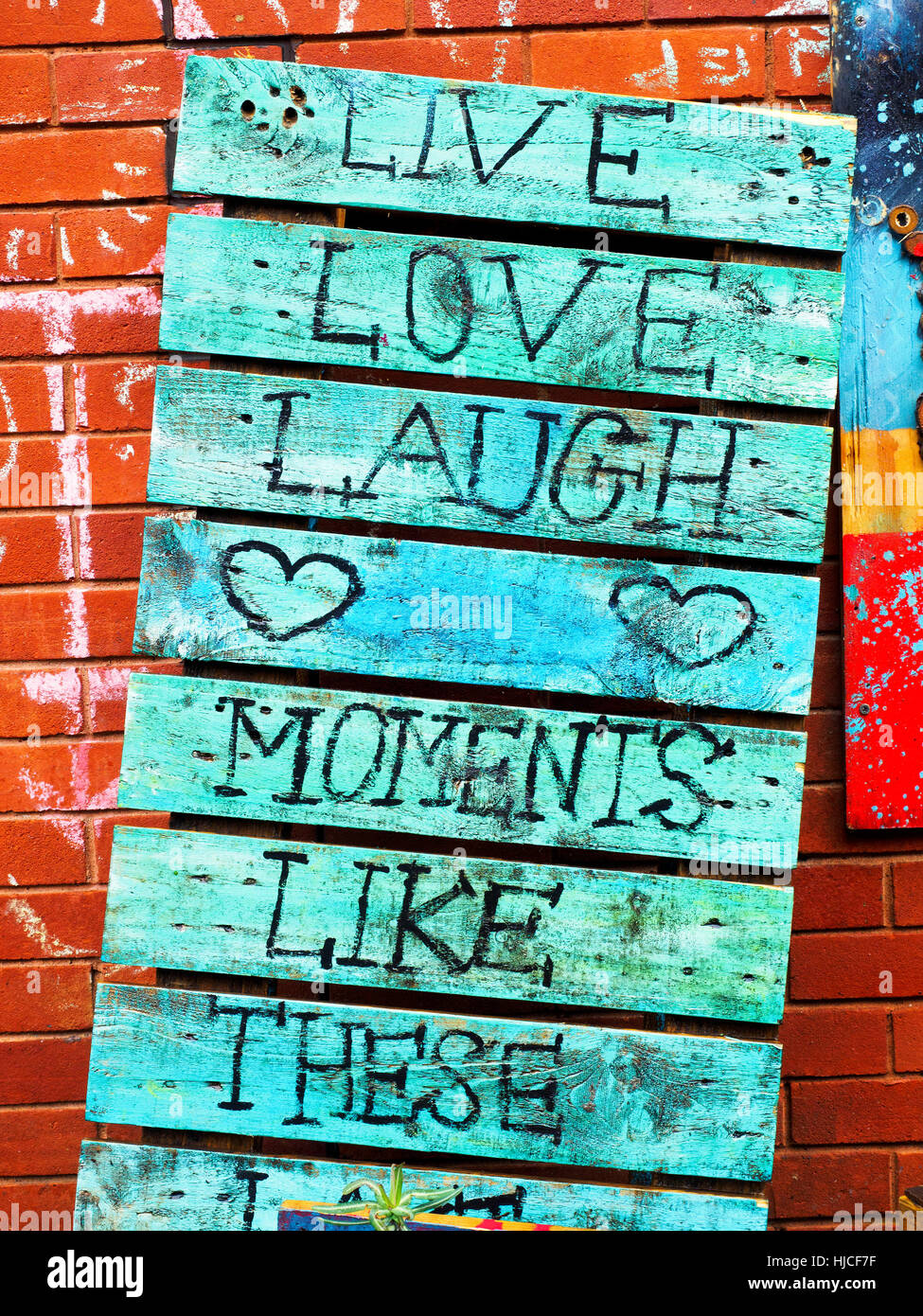 Kunstwerke in Behhive Straße von Brixton - London, England UK Stockfoto