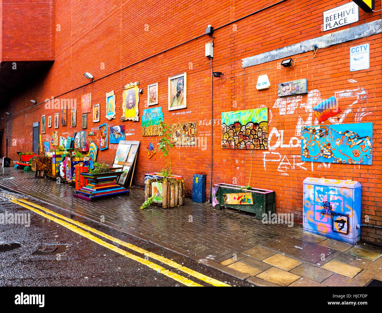 Kunstwerke in Behhive Straße von Brixton - London, England Stockfoto