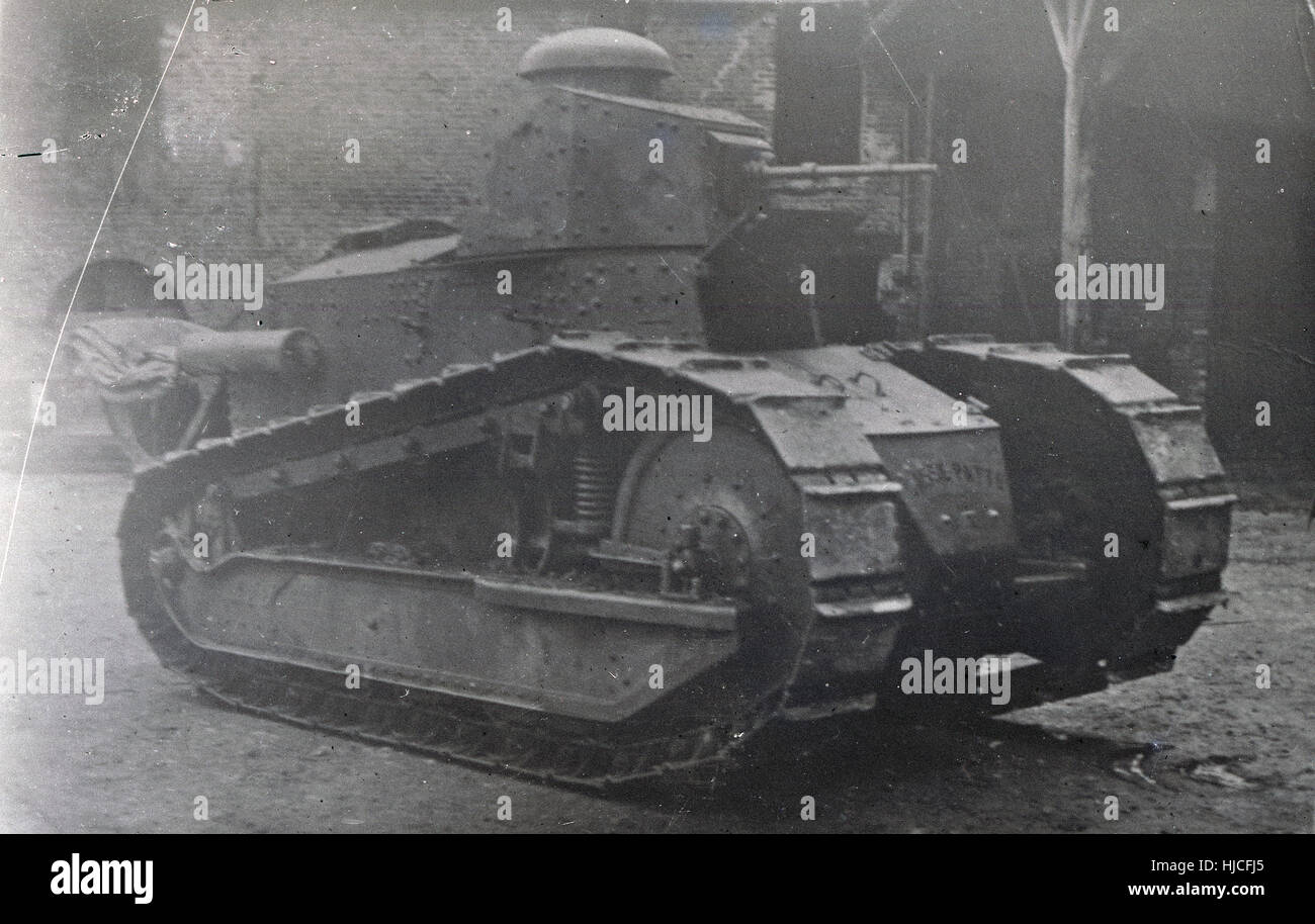 Antike c1918 Foto, eine französische FT17 Tank. Der Renault FT, häufig in nach dem Weltkrieg I genannten Literatur wie "FT-17" oder "FT17", war ein französischer leichter Panzer, der unter den revolutionären und einflussreichsten Tank-Designs in der Geschichte war. Stockfoto