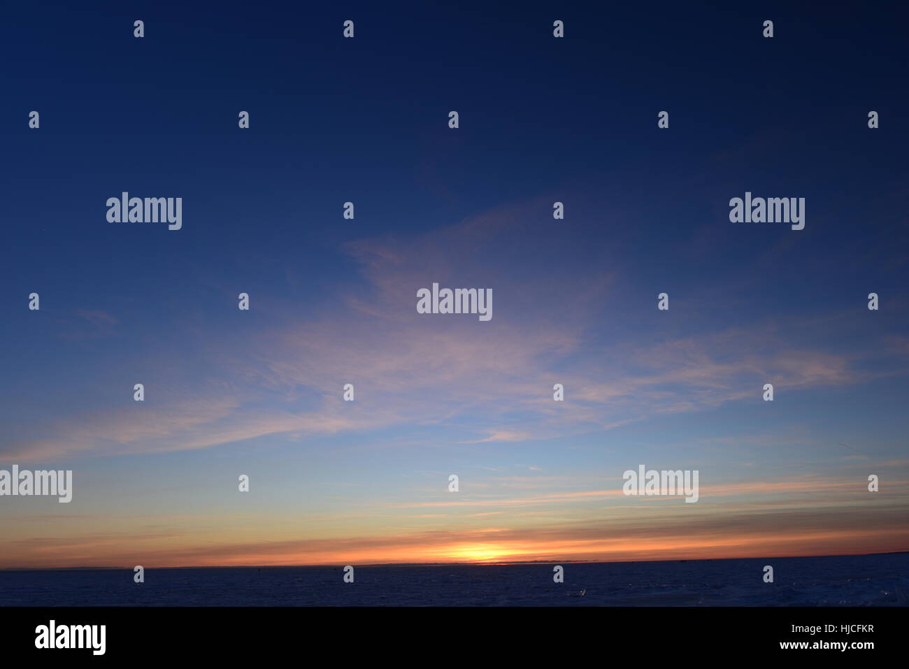 Klarer blauer Himmel bei Sonnenuntergang über den Golf von Finnland Stockfoto