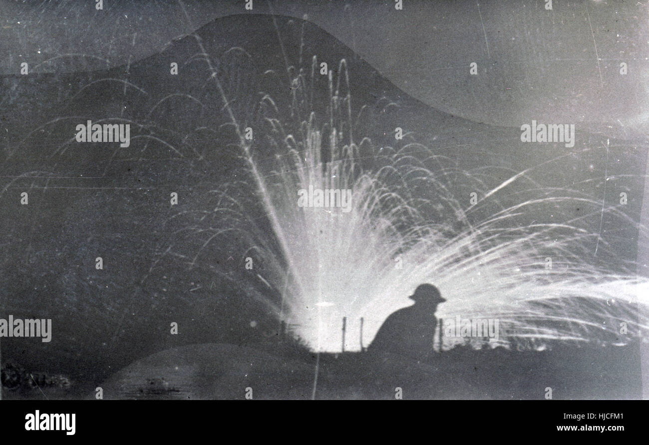 Antike c1918 Foto, A Star Shell explodiert. Stockfoto