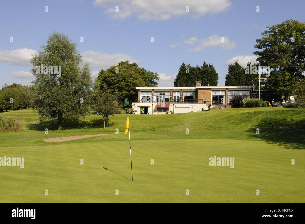Blick auf das 18. Grün, Clubhaus, Kirsche Lodge Golf Club, Biggin Hill, Kent, England Stockfoto