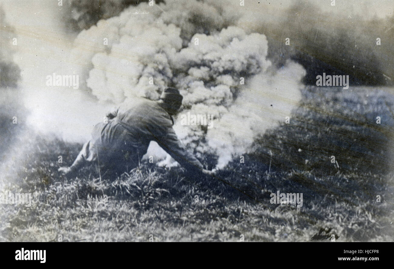 Antike c1917 Foto, Aufrechnung Rauchen Töpfe in den Argonnen, in der Nähe von Beaucamp, Meuse, Frankreich, Oktober 1918. Rauch Pot entzünden, sobald Luft und ein Dichter weißer Rauch von Phosphor Pentoxid abzuwerfen ausgesetzt. Stockfoto