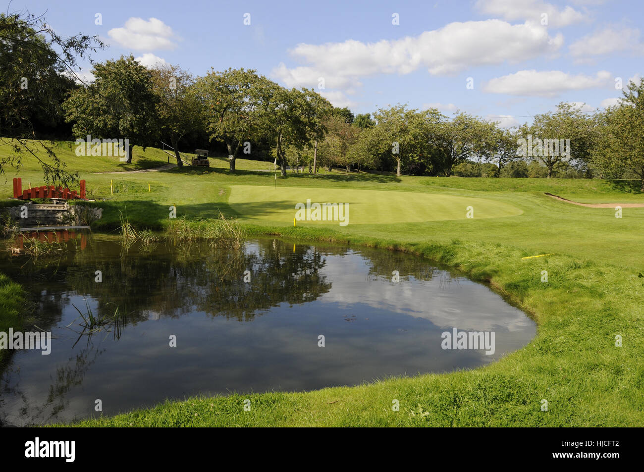 Blick über den kleinen Teich, 8. Grün, Cherry Lodge Golf Club, Biggin Hill, Kent, England Stockfoto