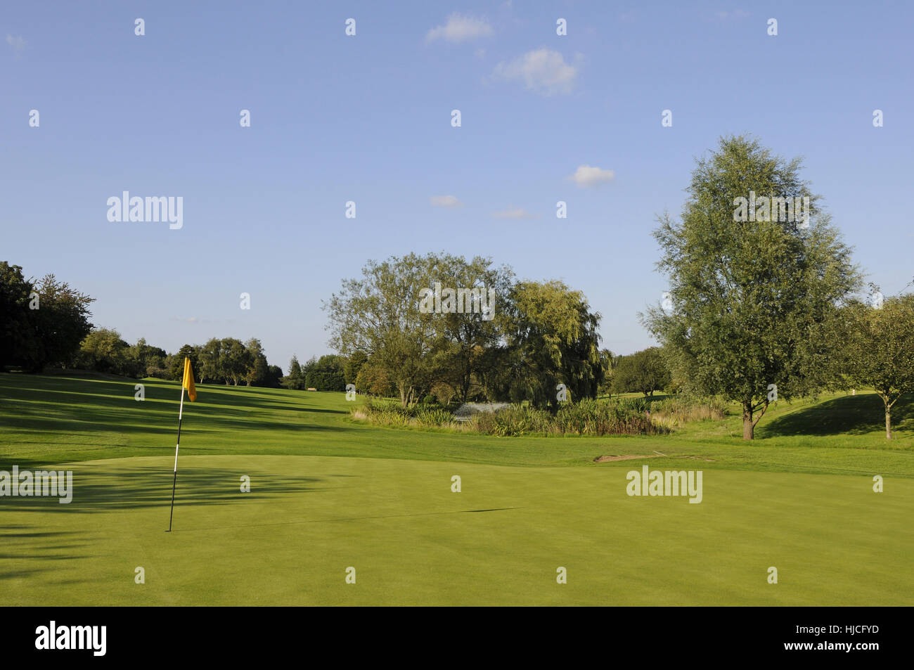 Blick zurück über 18. Grün, die das Fairway und Teich, Cherry Lodge Golf Club, Biggin Hill, Kent, England Stockfoto