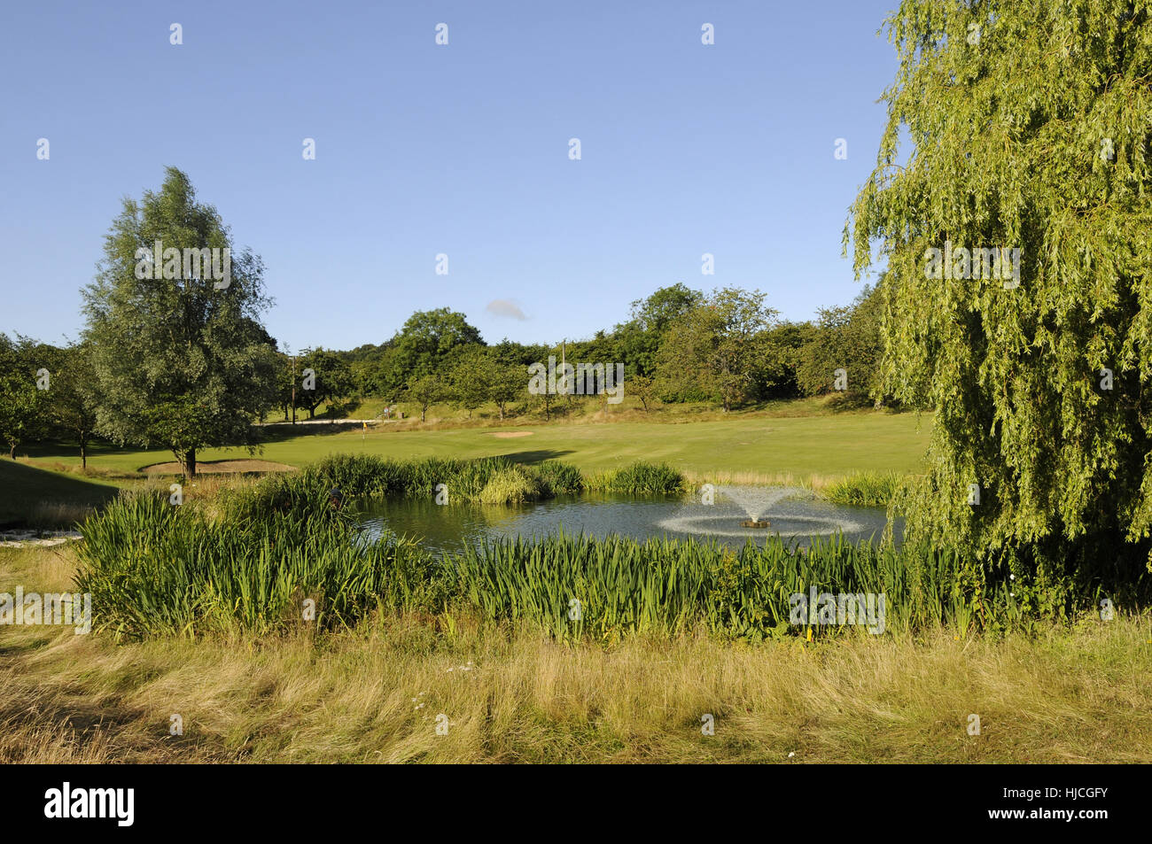 Blick nach unten über Teich 18. Green und Fairway, Cherry Lodge Golf Club, Biggin Hill, Kent, England Stockfoto