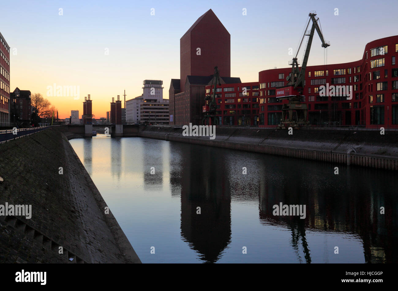 Werden bin Innenhafen, Landesarchiv NRW Und Historischer Speicher Mit Archivturm, Dahinter Die Schwanentorbruecke Und Das Kontorhaus, Dienstleis Stockfoto